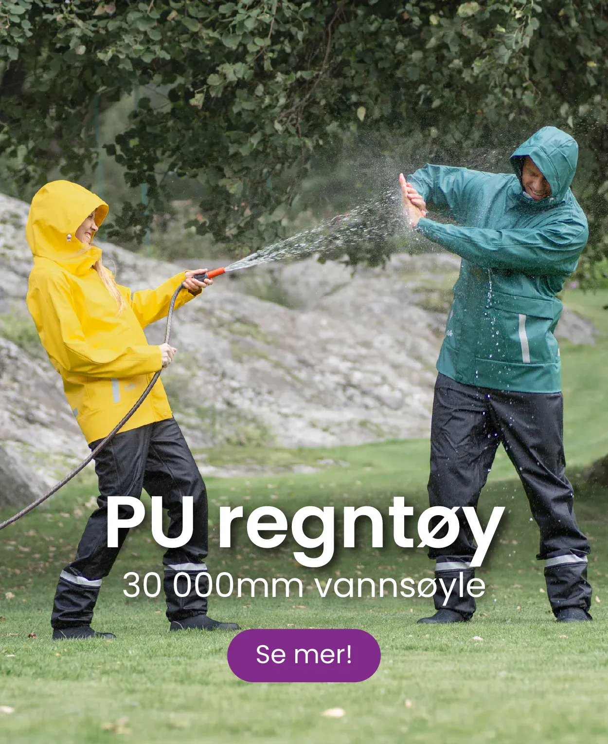 mann kjører trillebår med dame. ha det gøy i allværstøy fra hoppin